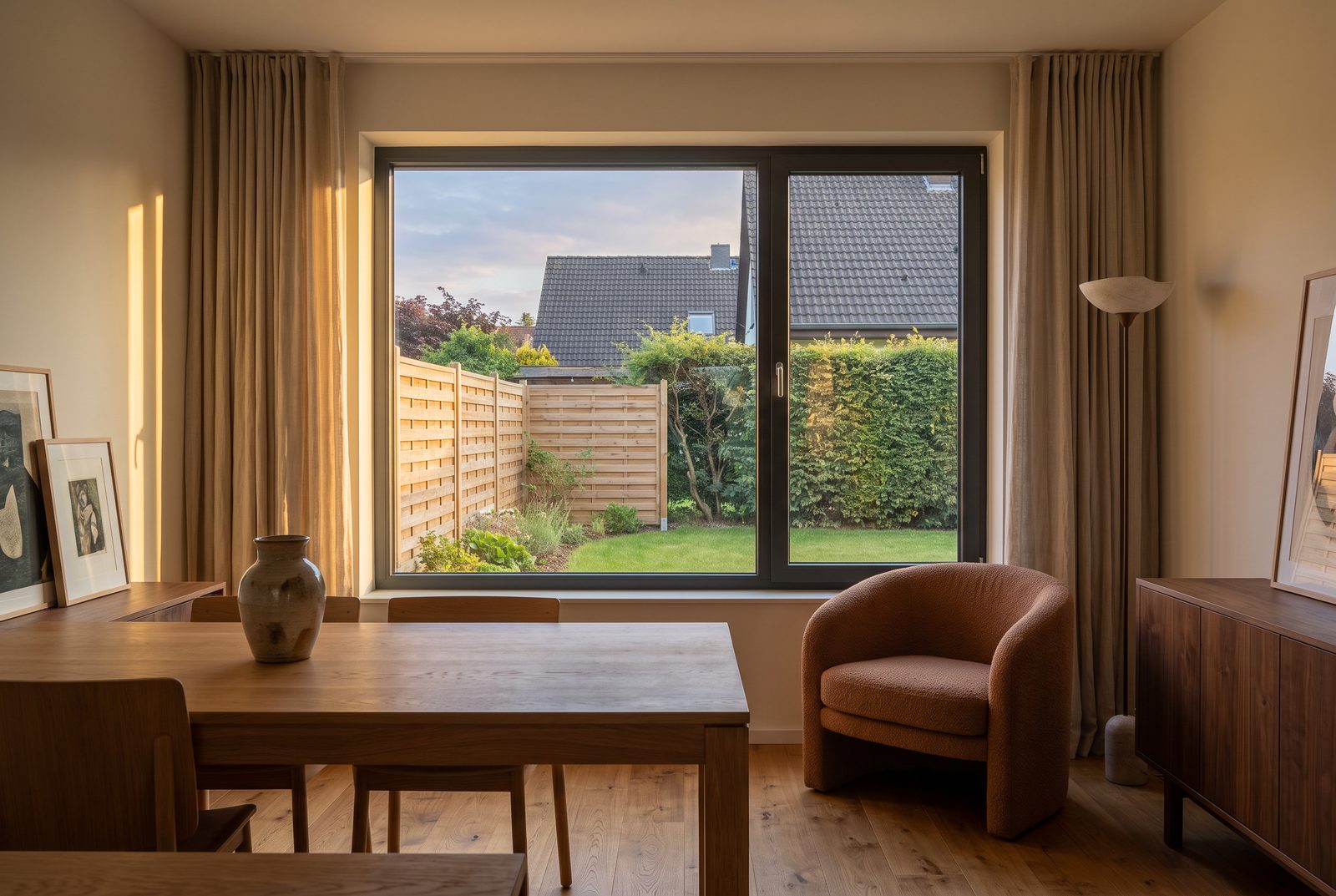 Fenster in Basaltgrau an einer typischen Fassade — Wohnbeispiel