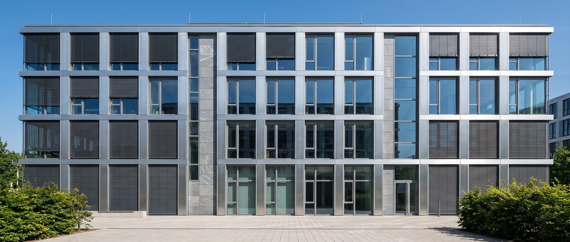Bürogebäude mit großen Aluminiumfenstern und Raffstoren